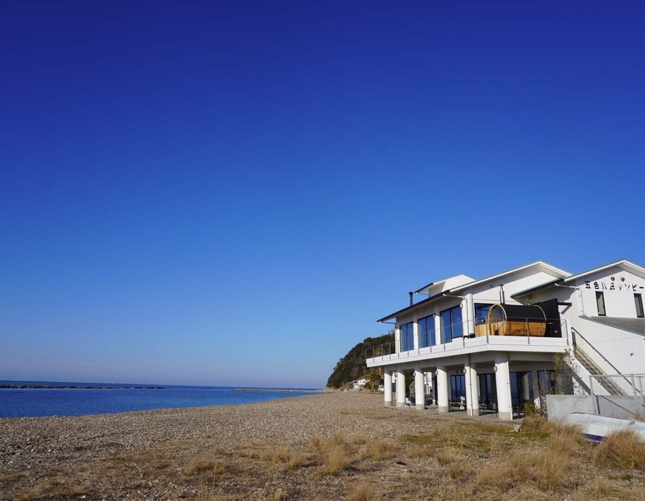 地元が愛する海の家を地域への愛着を生み出す活性拠点に「TORIKKA TABLE & STAY」